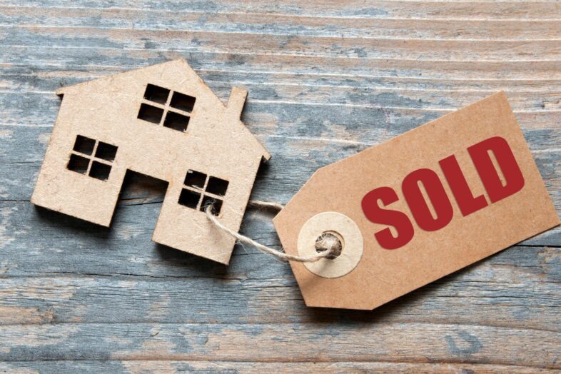 lustración de viviendas vendidas con el texto SOLD, relacionada con errores al vender una vivienda en Vigo