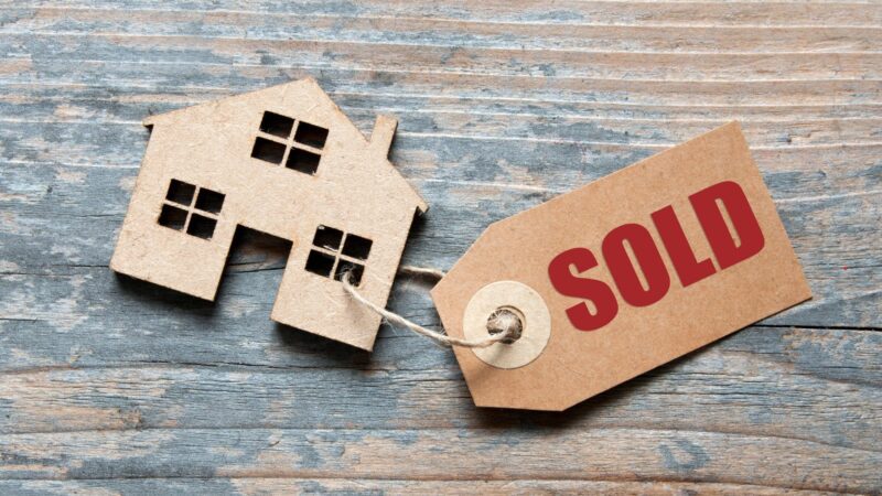 lustración de viviendas vendidas con el texto SOLD, relacionada con errores al vender una vivienda en Vigo
