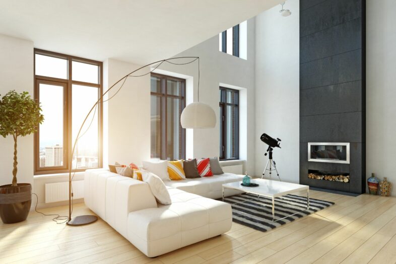 Salón luminoso preparado para visitas de una vivienda en verano