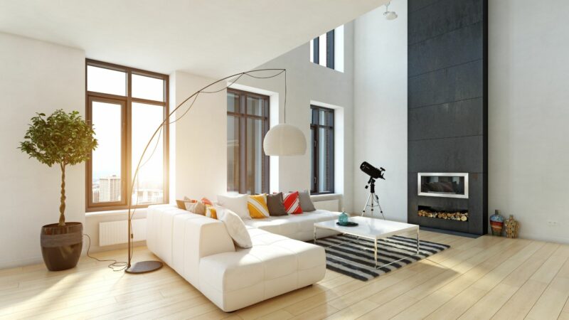 Salón luminoso preparado para visitas de una vivienda en verano