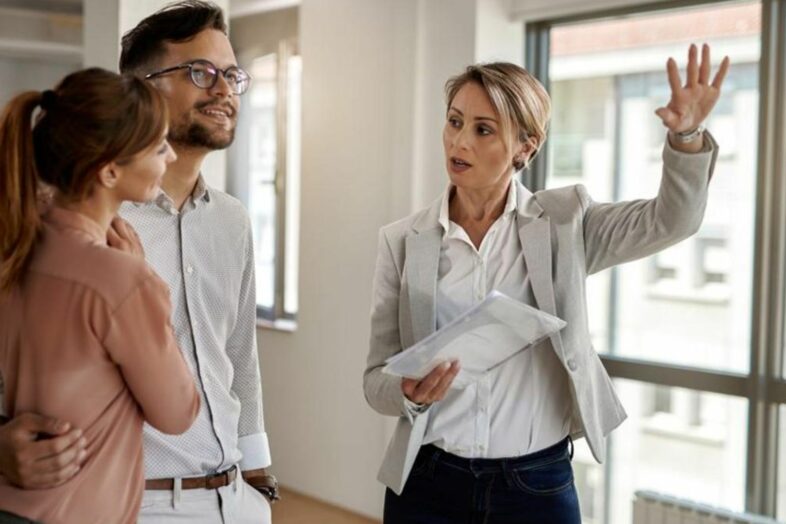Pareja comparando opciones para comprar vivienda