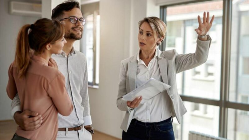 Pareja comparando opciones para comprar vivienda